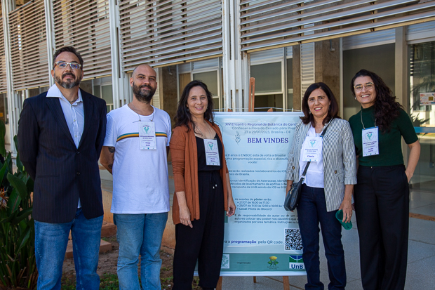 Osmindo Rodrigues Pires júnior (vice-diretor do IB), Thiago André (professor do IB), Priscila Oliveira (presidente do encontro e servidora do JBB), Cássia Munhoz (professora do IB) e Caroline Andrino (professora do IB). Todos os professores (exceto o vice-diretor do IB) fazem parte da comissão organizadora do evento.